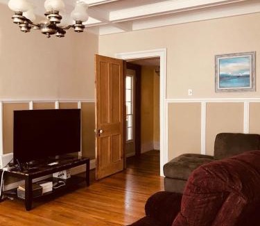 Downtown Niagara Falls House | WHITE SWAN House
