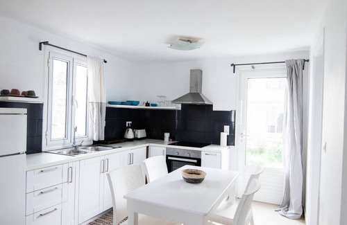 Kamari Villa | White Wave Villa, 3min walk from beachnn
