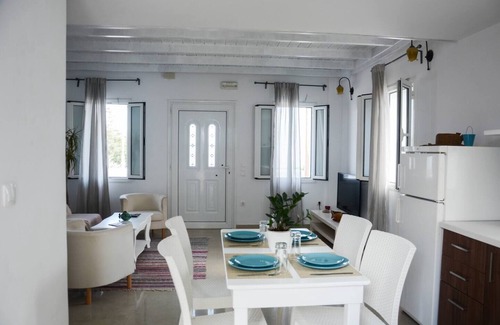 Kamari Villa | White Wave Villa, 3min walk from beachnn