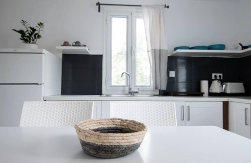 Kamari Villa | White Wave Villa, 3min walk from beachnn