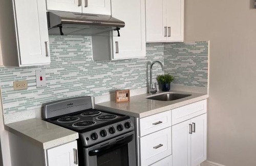 Portmore Apartment | White waves 111