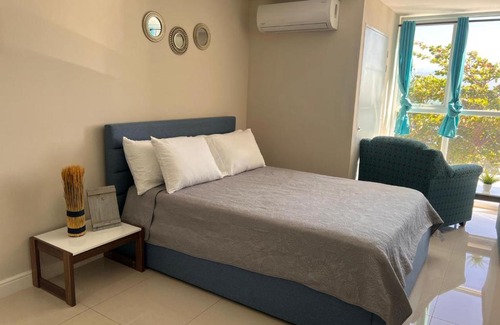 Portmore Apartment | White waves 111