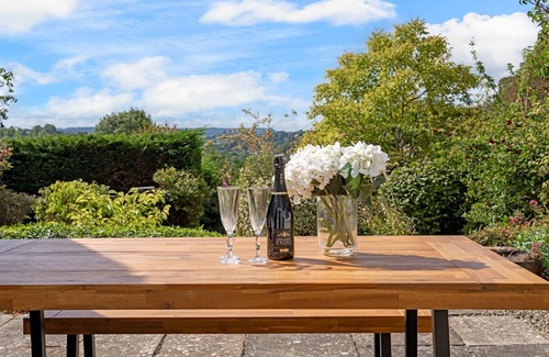 Painswick Cottage | Whitehall Cottage - sleeps 8 guests in 4 bedrooms