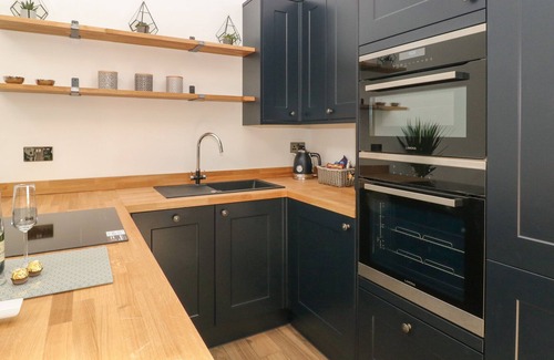 Ault Hucknall Cottage | WHITES' BARN, luxury holiday cottage, with a garden in Glapwell