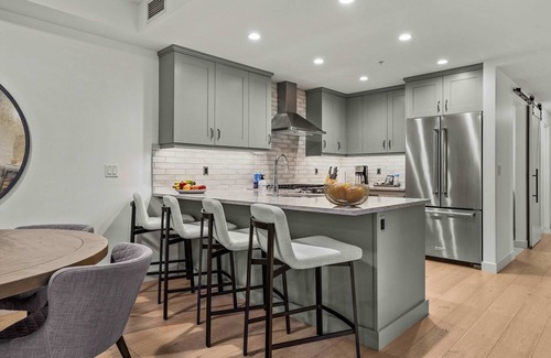 Canmore Apartment | WhiteSpruce-Spacious 2 Bed + Den w Hot Tub