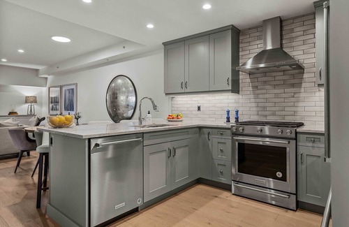 Canmore Apartment | WhiteSpruce-Spacious 2 Bed + Den w Hot Tub