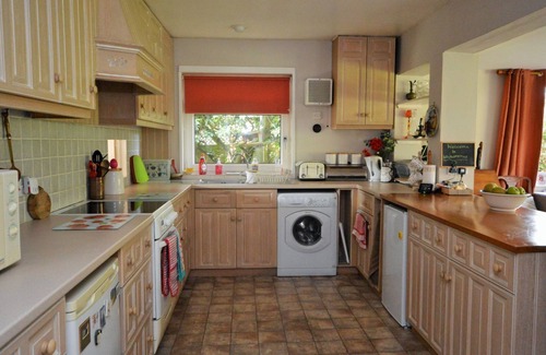 Newport Apartment | Whitestones Cottage Isle of Wight 3 Bedroom Bungalow