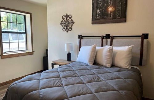 Sedan Hotel | Whitetail Inn