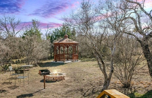 Llano Cabin | Whitetail Oaks Texas Star Cabin | Hill Country Views | Whirlpool Tub | Fire pit | NO PETS