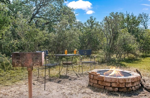 Llano Cabin | Whitetail Oaks Texas Star Cabin | Hill Country Views | Whirlpool Tub | Fire pit | NO PETS