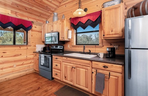 Llano Cabin | Whitetail Oaks The Hideout | Hill Country Cabin | Hot Tub | Full Kitchen | NO PETS