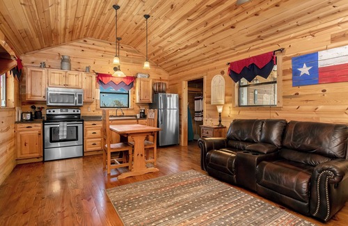 Llano Cabin | Whitetail Oaks The Hideout | Hill Country Cabin | Hot Tub | Full Kitchen | NO PETS