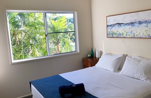 Airlie Beach Apartment | Whitsunday Views | Couples or Families | Great location.