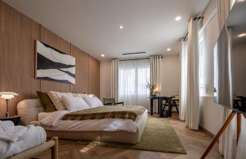 Bangkok Central Business District Apartment | Whole Floor Penthouse, 3 Bedroom 3 Bath, Next to Metro Station