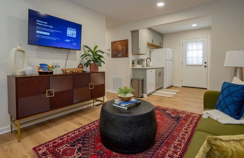 Lynchburg House | *Whole House* | 4-BR Home | 2 Kitchens + Free WiFi