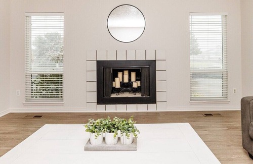Logan House | Whole house! Comfy beds, double living rooms each with its own TV, sleeps 10, Close to everything!