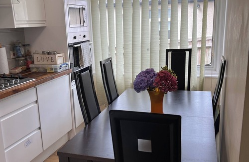 Cray Valley East House | Whole house cottage with parking and huge garden