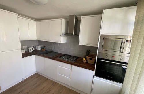 Cray Valley East House | Whole House Cottage with huge Garden