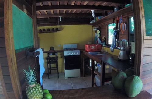 Cahuita House | Whole house natural paradise with large tropical garden, WiFi, 5 PAX