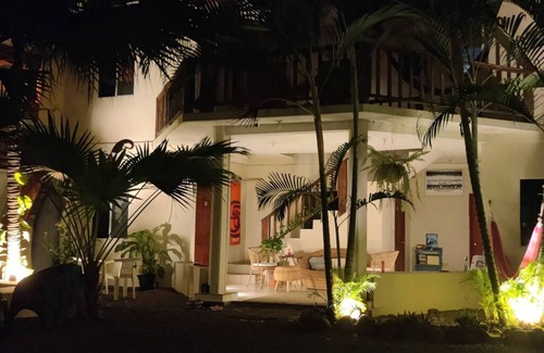 La Libertad House | WHOLE HOUSE RENTAL for groups of 4-8 people, less than1 minute walk to the beach
