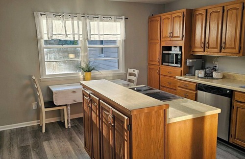 Manhattan House | Whole House Sleeps 9 with Ample Space Close to KSU & MHS