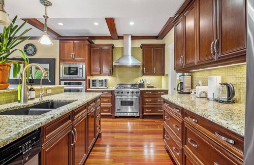 Southwest Calgary House | WHOLE HOUSE/TOP-NOTCH AREA/8 BEDROOM/ON FISH-CREEK PARK/SLEEPS 25 PERSONS