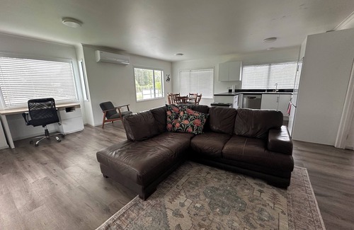 Takaka House | Whole house, walking distance to town, privacy and beautiful rural views