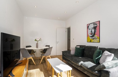 Alges Apartment | WHome Suburban Serenity Family Home with Pool
