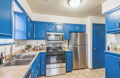 Wichita Apartment | Wichita Roots ~ Midwestern Charm Good WiFi Parking Terrific apartment Book Now!