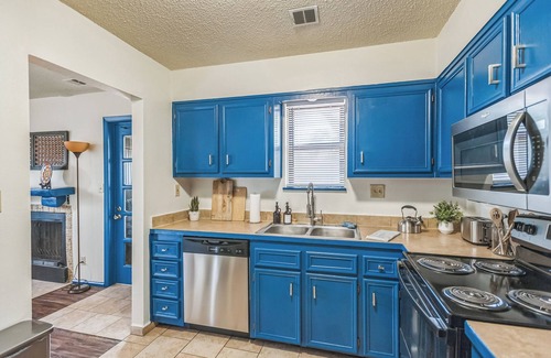 Wichita Apartment | Wichita Roots ~ Midwestern Charm Good WiFi Parking Terrific apartment Book Now!