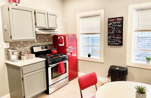 Noble Square Apartment | Wicker Park 2Bdrm 10 min to Downtown Last Minute Special 99.00 Sept 14-18