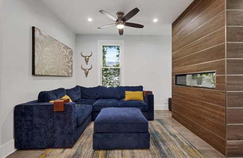West Town House | Wicker Park 6bd 4ba, Steps from CTA, Parking Incl home