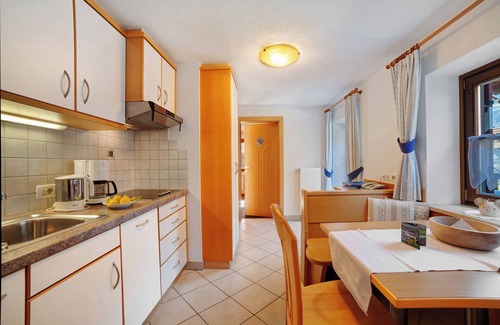 Lagundo Apartment | Wiedmairhof Apartment 'Schwalbennest' with West-facing balcony, Shared Terrace & Garden and Wi-Fi