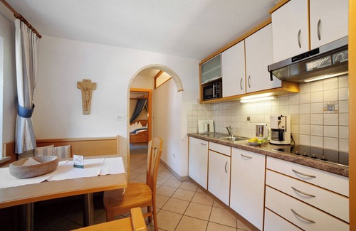 Lagundo Apartment | Wiedmairhof Apartment 'Schwalbennest' with West-facing balcony, Shared Terrace & Garden and Wi-Fi
