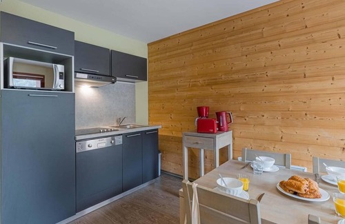 Vaujany Apartment | Wifi, 50m from ski lifts, fitness, swimming pool, sauna, hammam, balcony, parking, tv, 30-40m²