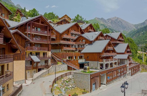 Vaujany Apartment | Wifi, 50m from ski lifts, fitness, swimming pool, sauna, hammam, balcony, parking, tv, 55-64m²
