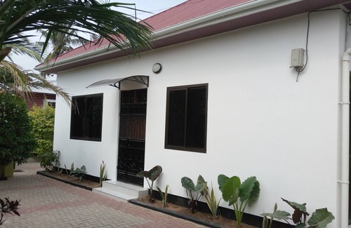 Dar es Salaam House | WIFI, AC, WASHING MACHINE, SECURITY GUARD, PARKING AND TV