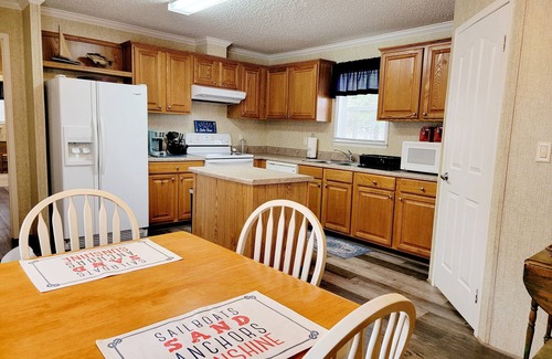 Henrico House | WiFi & Dog Friendly ~ Lake Gaston