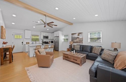 Stanton House | WiFi, Hot Tub, Pets, Prime Location in Red River Gorge!