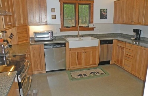 Huddleston House | Wifi, Hot Tub, Pool Table, Sleeps 16! Private Retreat! Come Visit "Glendalough"!