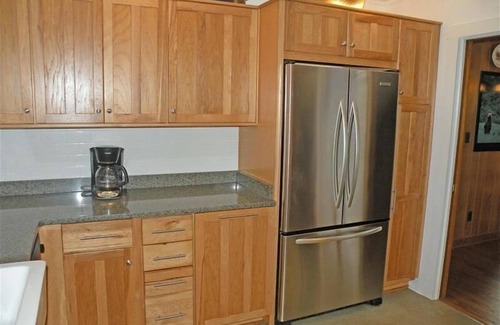 Huddleston House | Wifi, Hot Tub, Pool Table, Sleeps 16! Private Retreat! Come Visit "Glendalough"!