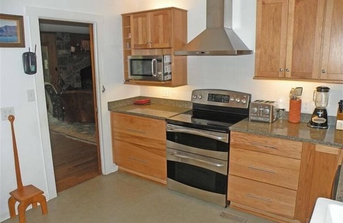 Huddleston House | Wifi, Hot Tub, Pool Table, Sleeps 16! Private Retreat! Come Visit "Glendalough"!