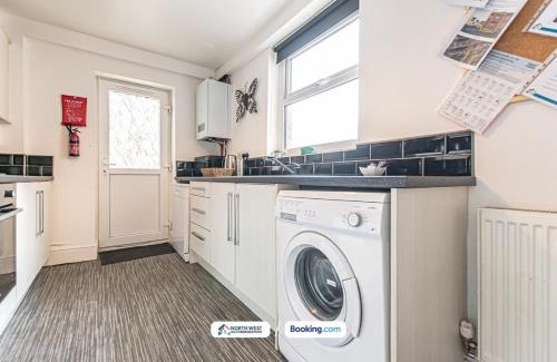 Leigh House | Wigan Short Let Spacious 4BR, Contractors Welcome