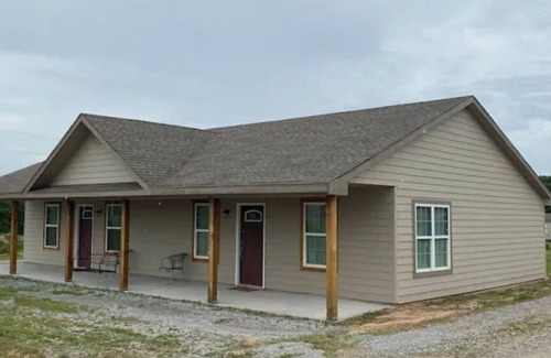 Thackerville Cottage | WILD CARD SUITE: Unit B. Casino Retreat & Pickleball court