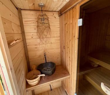 Bosgebied Hoenderloo Ski Chalet | Wild Flower Wellness met privé Sauna en Hot Tub in prachtige tuin met overkapping