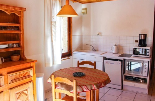 Nevache Apartment | Wild fruit. Hamlet of Lower Town in Nevache.