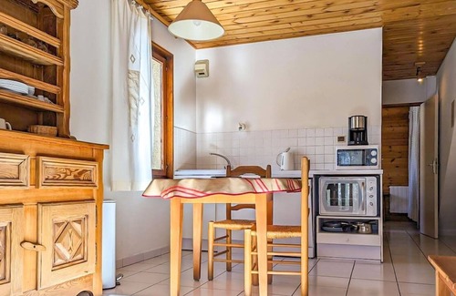 Nevache Apartment | Wild fruit. Hamlet of Lower Town in Nevache.