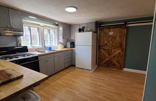 Wilson Creek Cabin | Wild Horse Lodge at Highland Hideaways near Grayson Highlands - Arcade/Theatern