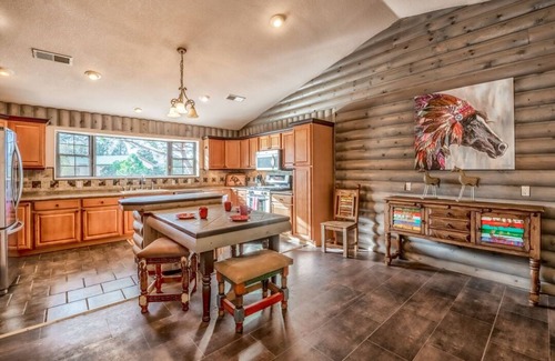 Alto Cabin | Wild Mustang's open-concept great space w/Hot Tub & Ping Pong