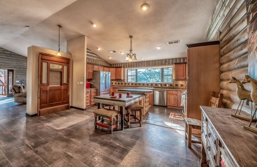 Alto Cabin | Wild Mustang's open-concept great space w/Hot Tub & Ping Pong